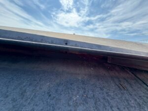 雨漏り原因棟板金浮き修繕工事